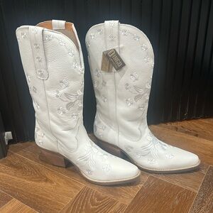 Dingo Love Bug Leather White Cowboy Boots size 10 Brand New!! Still in box!